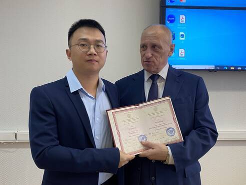 Поздравляем Ли Вэньчжэна с получением диплома кандидата наук