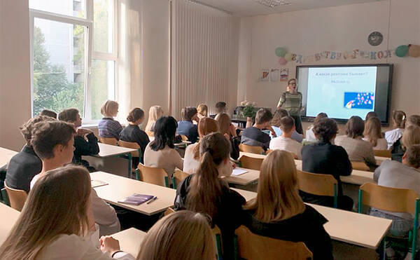 Член совета программы «Маркетинг» М.А. Рыбалко приняла участие в акции «Ученые в школы»