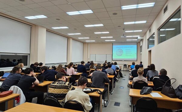 В рамках семинарских занятий кафедры экономики природопользования опытом реализации стратегии устойчивого развития поделилась Алена Антюхина (AB InBev Efes)