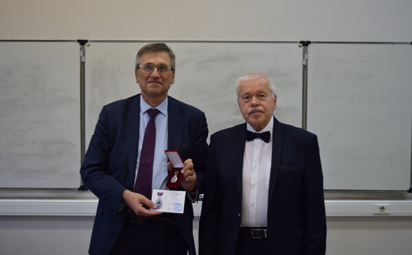 Награждение сотрудников кафедры медалями &quot;270 лет МГУ имени М.В. Ломоносова&quot;