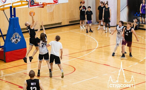 Команда ЭФ - победитель Кубка МГУ по стритболу среди мужских сборных факультетов МГУ