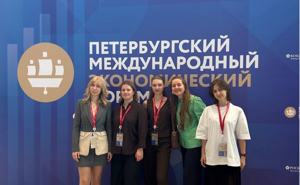 Сотрудники учебно-научной лаборатории «Проект МАХ» - участники Международного молодежного дня ПМЭФ 2026 «День будущего»