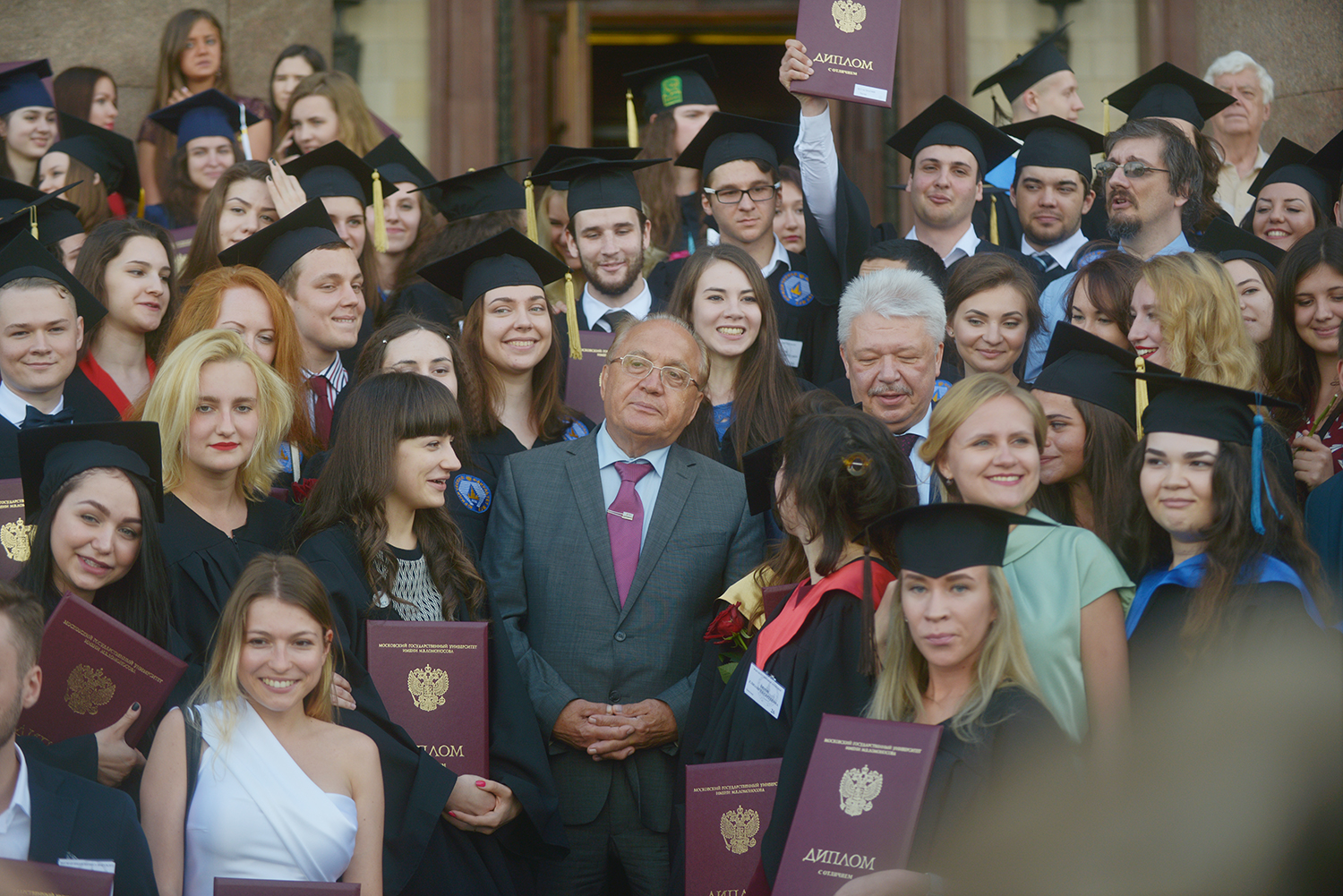 Торжественное вручение дипломов с отличием выпускникам Московского университета