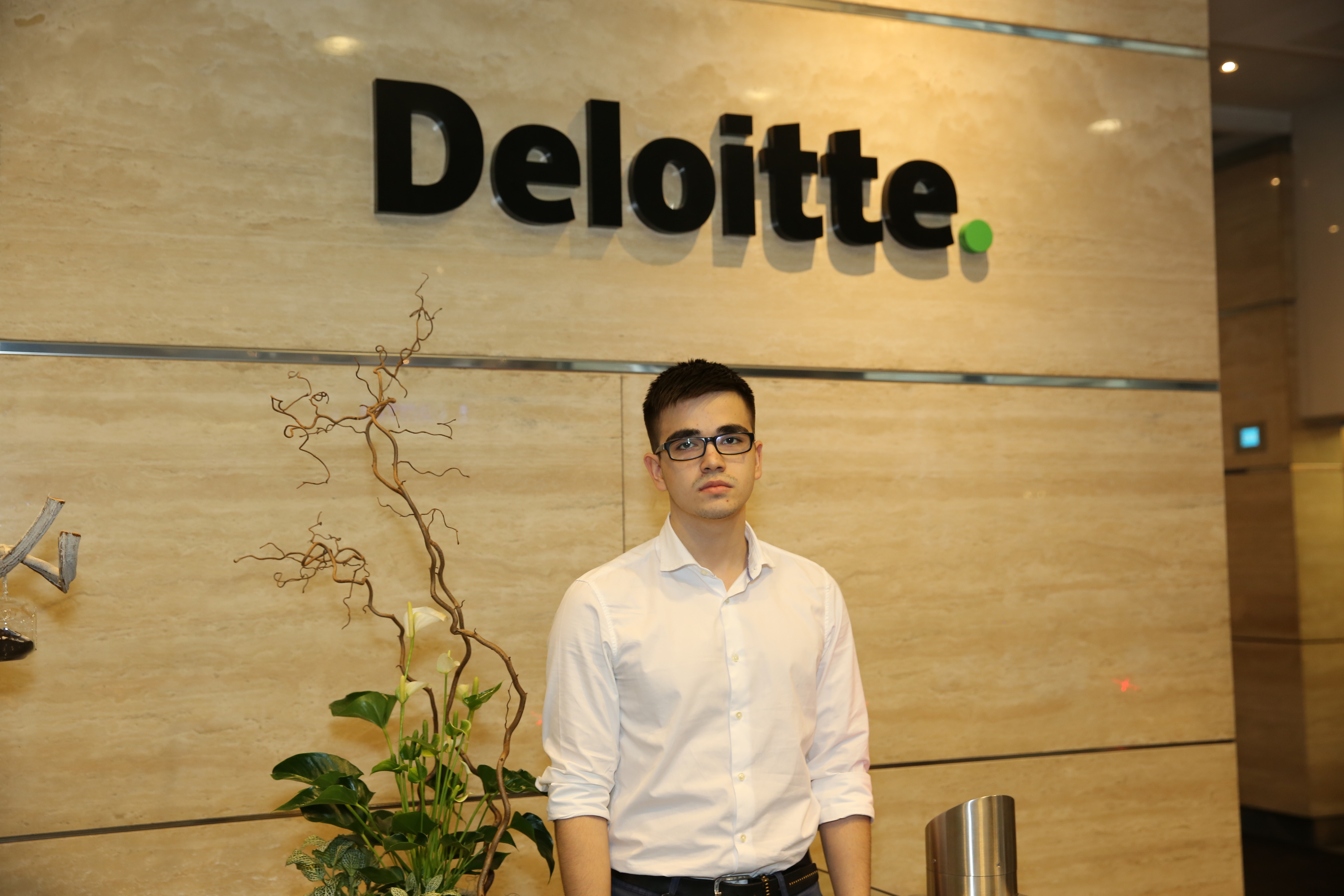 Студенты проекта МАХ: Жамол Отабоев стал ассистентом в Deloitte