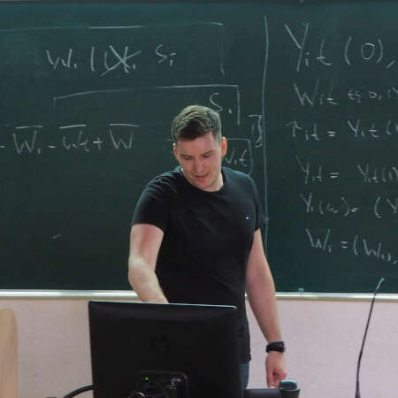 Дмитрий Архангельский (ЭФ-2010, PhD Stanford, профессор CEMFI в Мадриде) прочитал  лекцию для студентов 4 курса