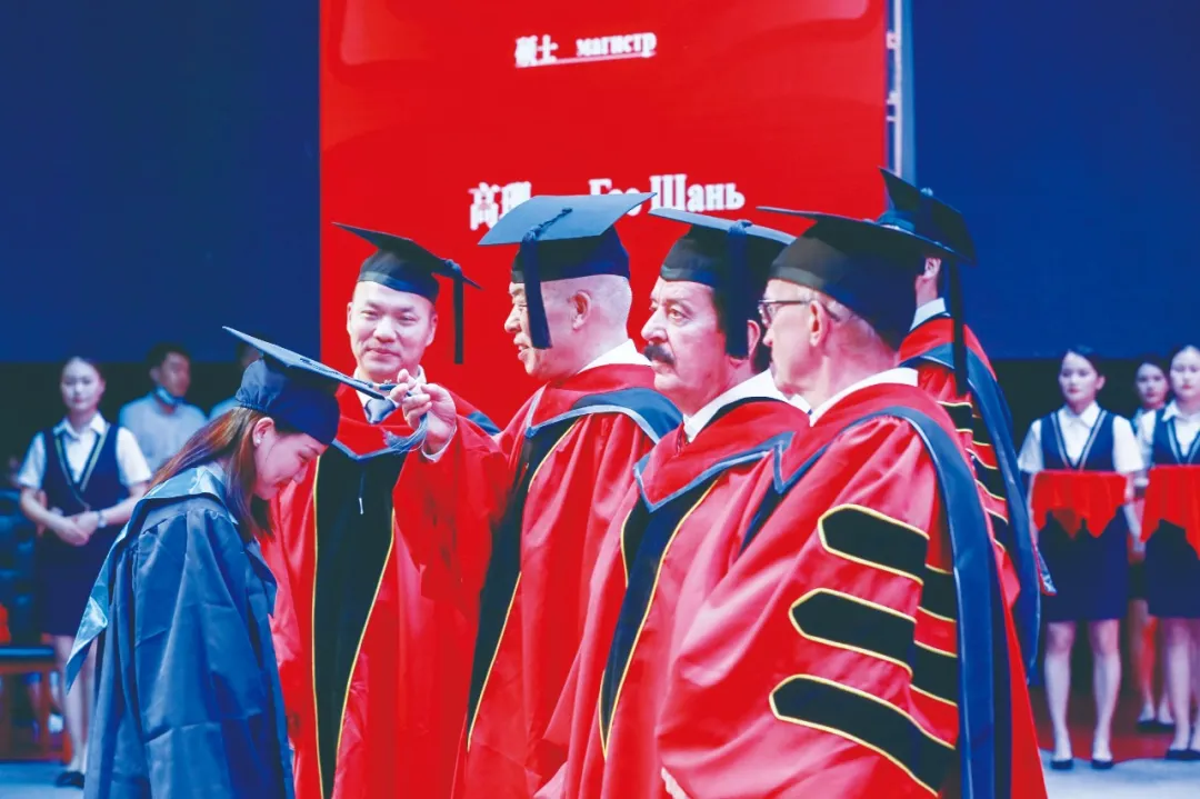 Вручение дипломов первому выпуску   бакалавриата и  магистратуры Совместного Российско-китайского  Университета МГУ-ППИ в Шеньчжене