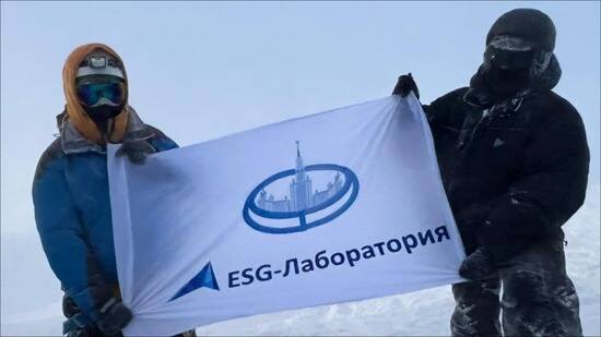 Флаг ESG-лаборатории МГУ подняли на самую высокую гору Европы