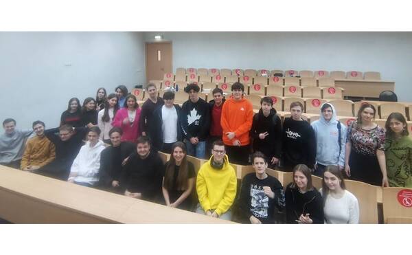 Елена Мерекина провела лекцию у учащихся школы 2086