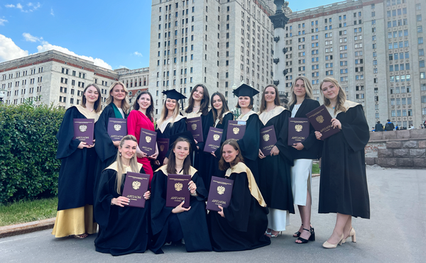 15 магистров программы «Маркетинг» 2023 года выпуска получили дипломы с отличием